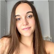 Profesora de castellano imparte clases a niños y niñas de todas las edades